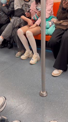 猎奇~年轻情侣地铁当众抠逼 扣完还闻一闻【4V/107MB/夸克】