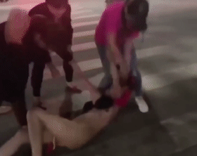 小三被拖出店门 一边打一边当街扒光衣服【1V/304MB/夸克】